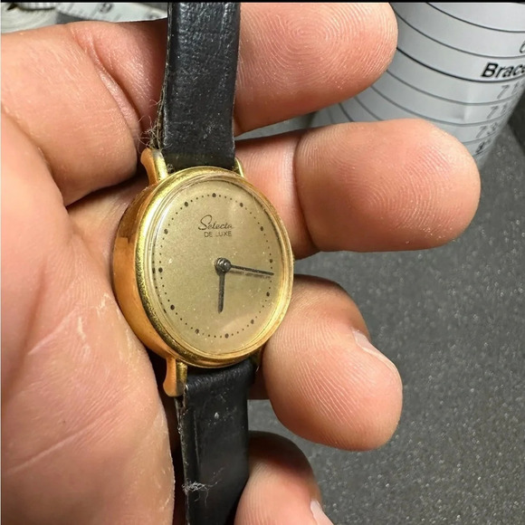 Vintage Selecta De Luxe Mechanical Windup Watch Gold Tone Black Band Working - Picture 3 of 7